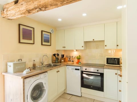 Cottage | Private kitchen | Fridge, microwave, stovetop, dishwasher