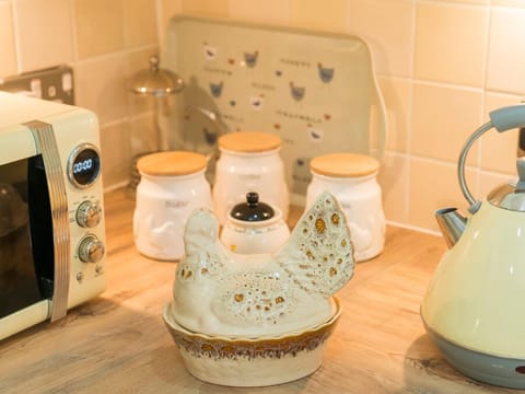 Cottage | Private kitchen | Fridge, microwave, stovetop, dishwasher