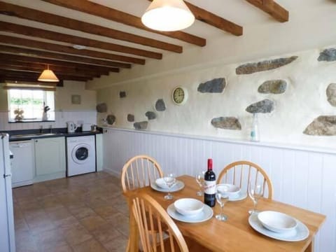 Cottage | Private kitchen | Dishwasher, cookware/dishes/utensils