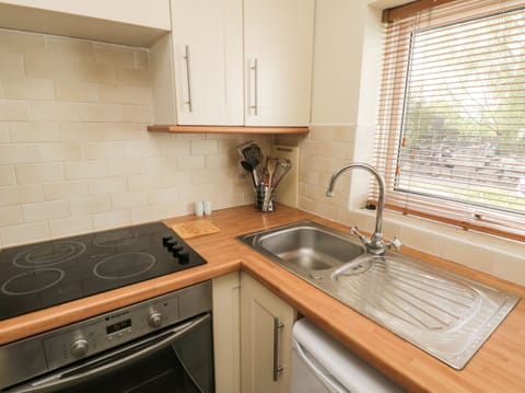 Cottage | Private kitchen | Fridge, microwave, stovetop, dishwasher