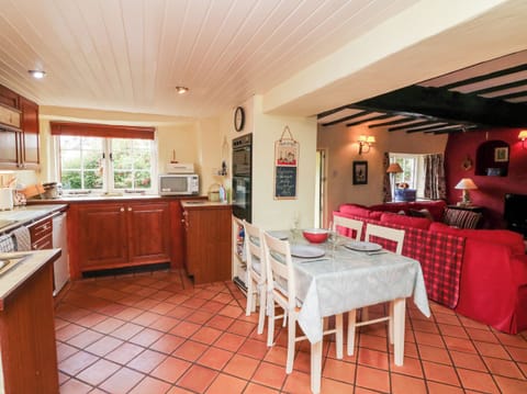 Cottage | Private kitchen | Dishwasher, highchair, cookware/dishes/utensils