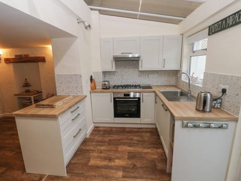 Cottage | Private kitchen | Microwave, stovetop, dishwasher, cookware/dishes/utensils