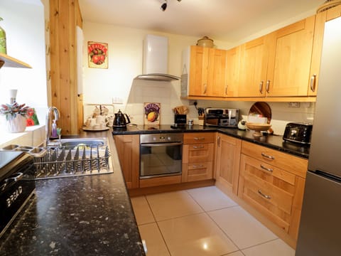 Cottage | Private kitchen | Microwave, stovetop, electric kettle, toaster