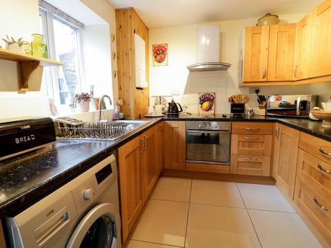 Cottage | Private kitchen | Microwave, stovetop, electric kettle, toaster