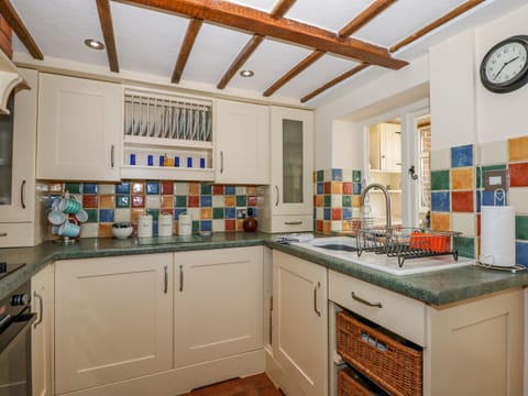 Cottage | Private kitchen | Fridge, microwave, stovetop, cookware/dishes/utensils