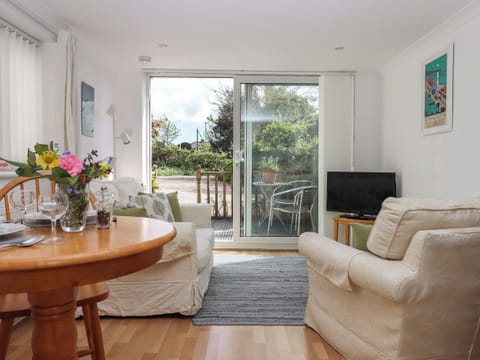 Cottage | Living area | TV