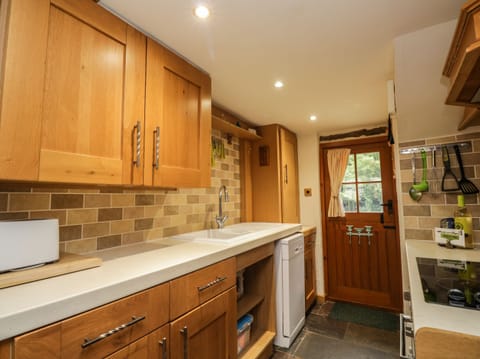 Cottage | Private kitchen | Fridge, microwave, stovetop, dishwasher