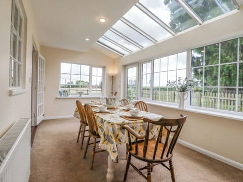 Cottage | Dining