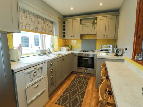 Cottage | Private kitchen | Dishwasher, cookware/dishes/utensils