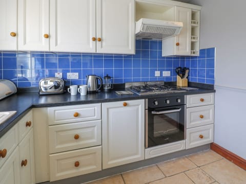 Cottage | Private kitchen | Dishwasher, cookware/dishes/utensils