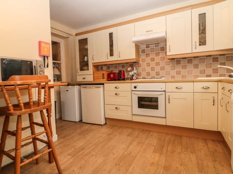 Cottage | Private kitchen | Fridge, microwave, stovetop, dishwasher
