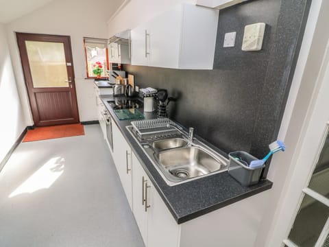 Cottage | Private kitchen | Fridge, microwave, stovetop, electric kettle