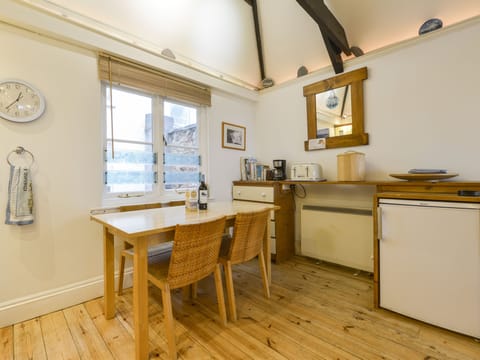 Cottage | Private kitchen | Fridge, microwave, stovetop, dishwasher