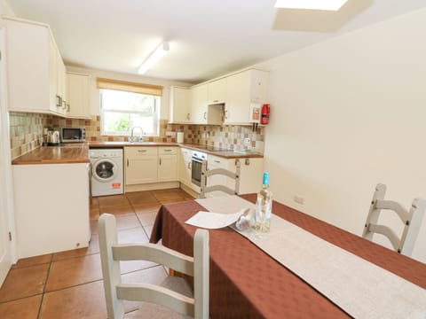 Cottage | Private kitchen | Microwave, stovetop, cookware/dishes/utensils