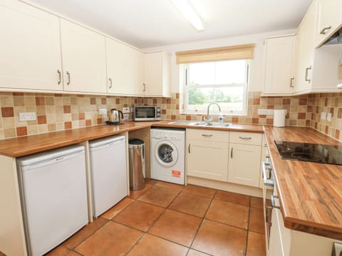 Cottage | Private kitchen | Microwave, stovetop, cookware/dishes/utensils