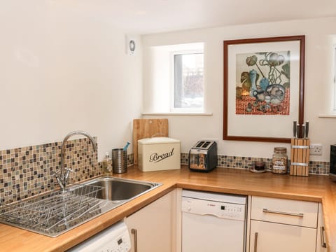 Cottage | Private kitchen | Fridge, microwave, stovetop, dishwasher