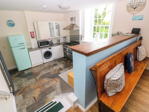 Cottage | Private kitchen | Fridge, microwave, stovetop, dishwasher