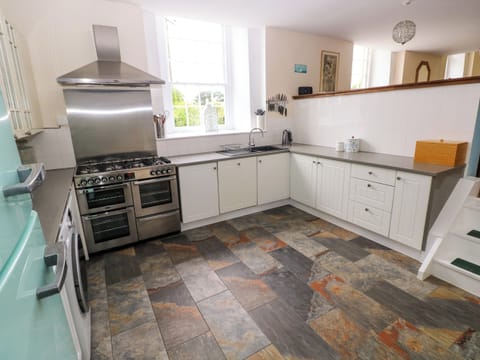 Cottage | Private kitchen | Fridge, microwave, stovetop, dishwasher