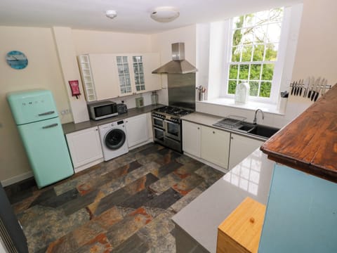 Cottage | Private kitchen | Fridge, microwave, stovetop, dishwasher