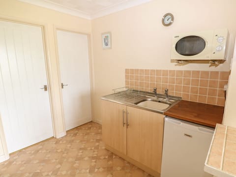 Cottage | Private kitchen | Fridge, cookware/dishes/utensils