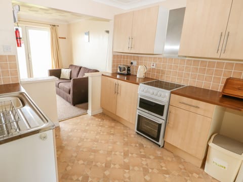 Cottage | Private kitchen | Fridge, cookware/dishes/utensils