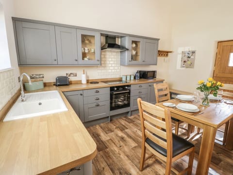 Cottage | Private kitchen | Dishwasher, cookware/dishes/utensils