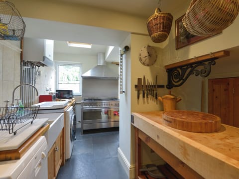 Cottage | Private kitchen | Microwave, stovetop, dishwasher, highchair