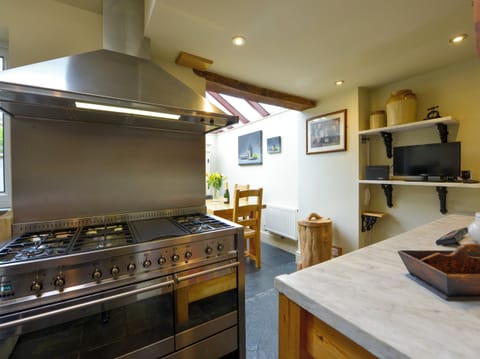 Cottage | Private kitchen | Microwave, stovetop, dishwasher, highchair