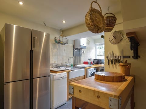 Cottage | Private kitchen | Microwave, stovetop, dishwasher, highchair