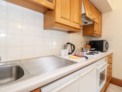 Cottage | Private kitchen | Fridge, stovetop, dishwasher, highchair