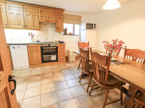 Cottage | Private kitchen | Electric kettle, toaster, highchair, cookware/dishes/utensils