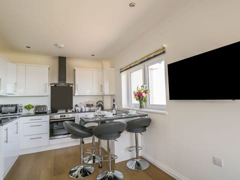 Cottage | Private kitchen | Fridge, cookware/dishes/utensils