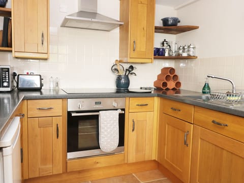 Cottage | Private kitchen | Fridge, microwave, stovetop, cookware/dishes/utensils