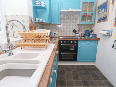 Cottage | Private kitchen | Fridge, microwave, stovetop, cookware/dishes/utensils
