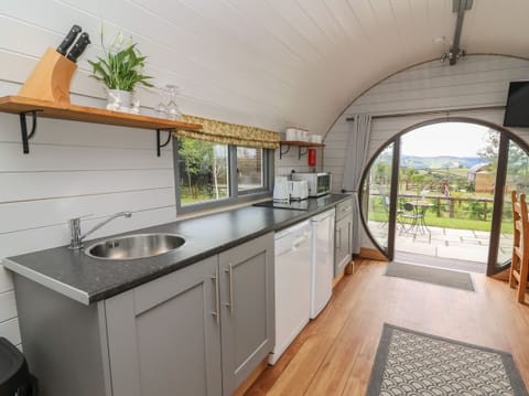 Cottage | Private kitchen | Fridge, microwave, stovetop, dishwasher