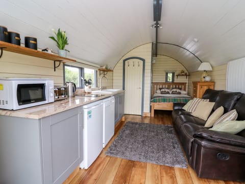 Cottage | Private kitchen | Fridge, microwave, stovetop, dishwasher