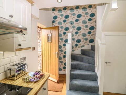 Cottage | Private kitchen | Fridge, microwave, stovetop, dishwasher