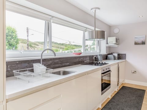 Cottage | Private kitchen | Fridge, microwave, stovetop, dishwasher