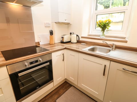 Cottage | Private kitchen | Stovetop, dishwasher, cookware/dishes/utensils