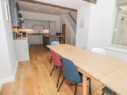 Cottage | Private kitchen | Dishwasher, cookware/dishes/utensils