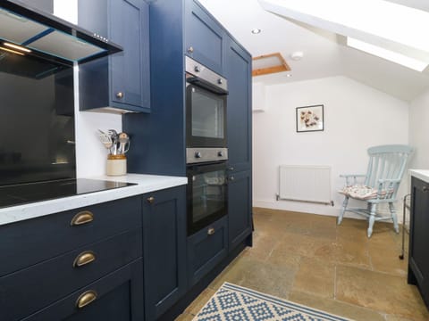 Cottage | Private kitchen | Microwave, stovetop, dishwasher, cookware/dishes/utensils