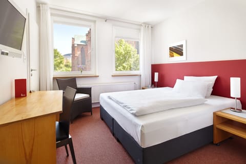 Comfort Single Room | In-room safe, individually decorated, individually furnished, desk