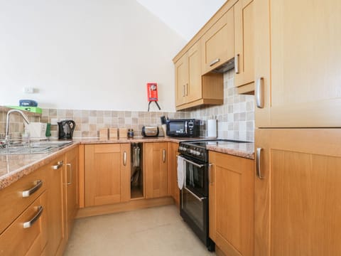 Cottage | Private kitchen | Microwave, stovetop, electric kettle, toaster