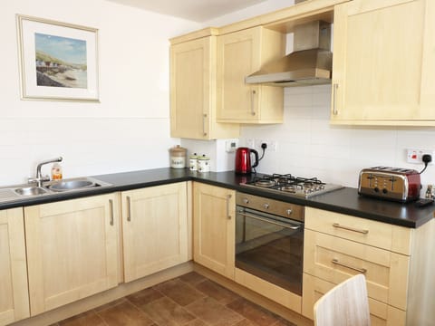Cottage | Private kitchen | Dishwasher, highchair, cookware/dishes/utensils