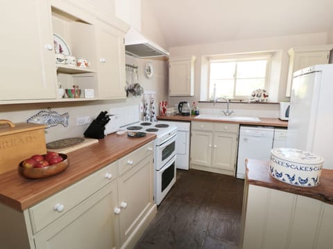 Cottage | Private kitchen | Fridge, microwave, stovetop, dishwasher