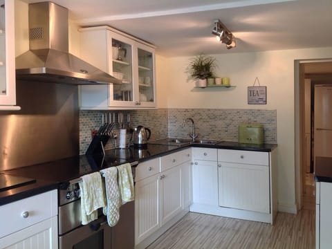 Cottage | Private kitchen | Dishwasher, cookware/dishes/utensils