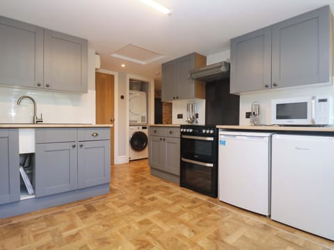 Cottage | Private kitchen | Dishwasher, highchair, cookware/dishes/utensils