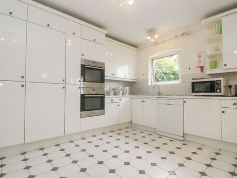 Cottage | Private kitchen | Microwave, dishwasher, electric kettle, toaster