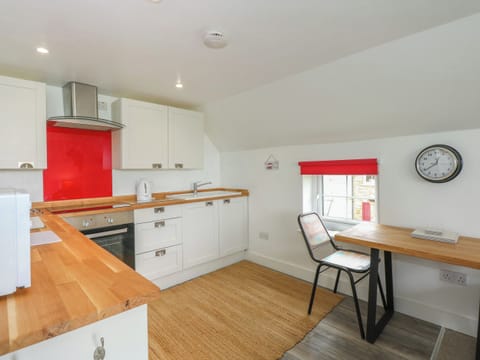 Cottage | Private kitchen | Fridge, stovetop, cookware/dishes/utensils