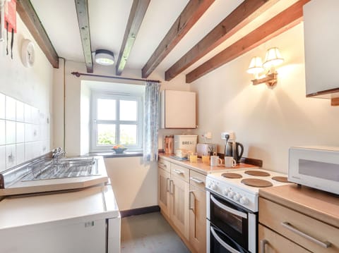 Cottage | Private kitchen | Microwave, stovetop, dishwasher, cookware/dishes/utensils